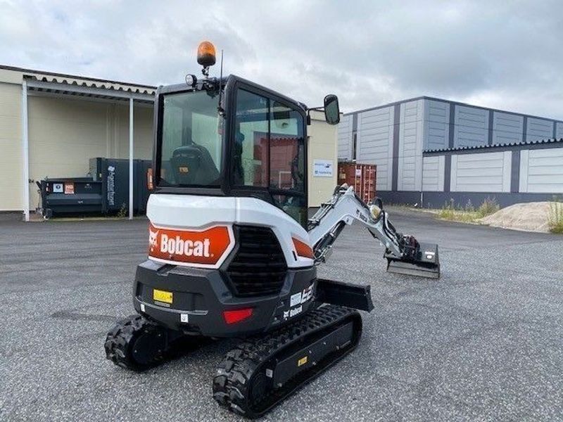 Bobcat E27 med rotortilt og to skuffer