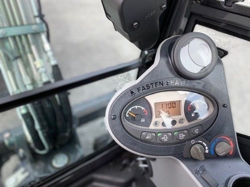 Bobcat E27 med rotortilt og to skuffer